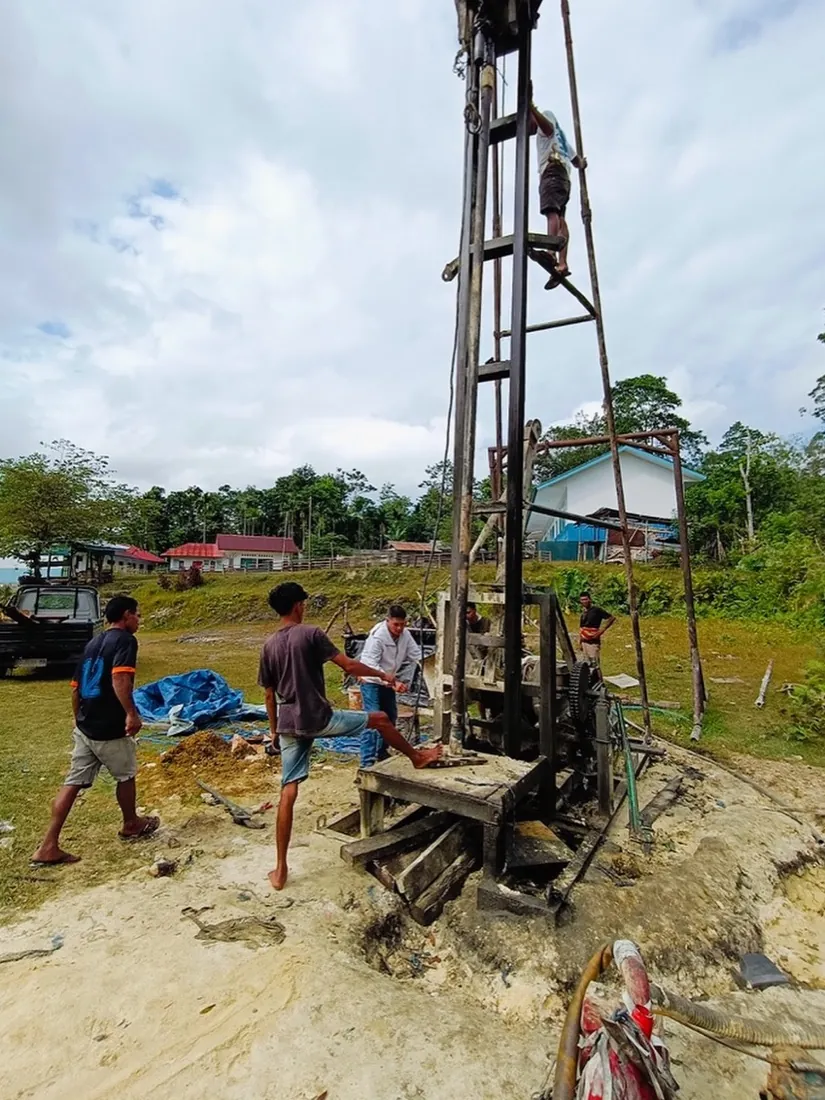 The crew works around the rig as the site is finalized
